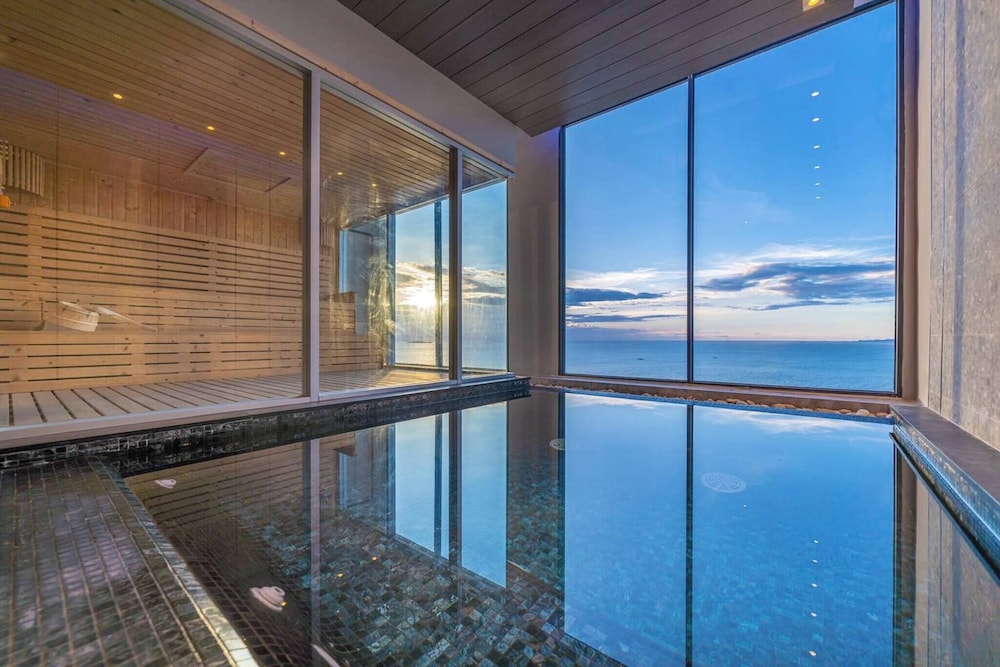 2 Bed Room Sea View High Floor Luxury Accomodation