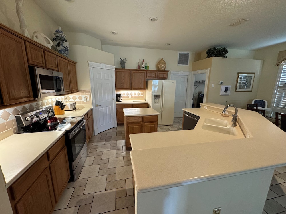 Southern Comfort on Hampton Lakes - The Ultimate Luxury Retreat!
