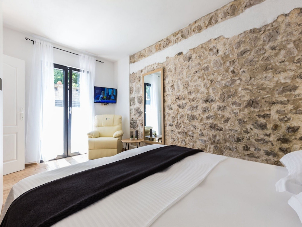 Charming Retreat With Lush Garden, BBQ & Sunlit Terrace Near Bibinje Beaches