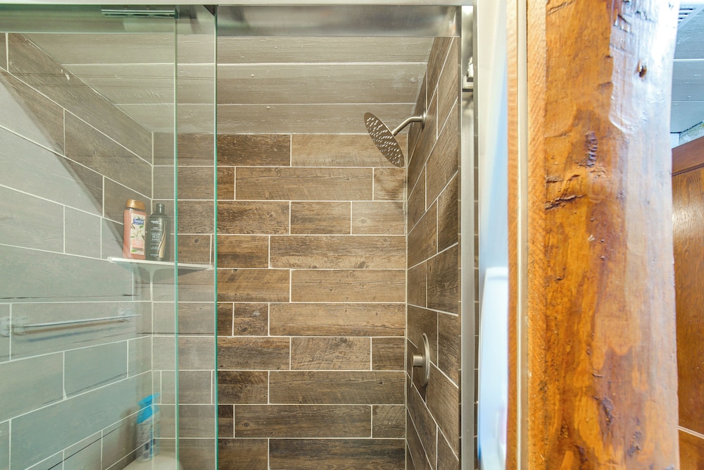 Hot Tub & Creek Views: Secluded Perryville Cabin