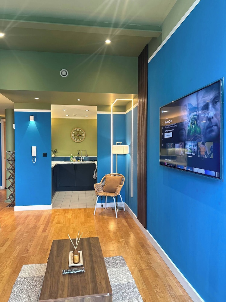 Modern City Blue Apartment Next To The AO Arena Free Parking