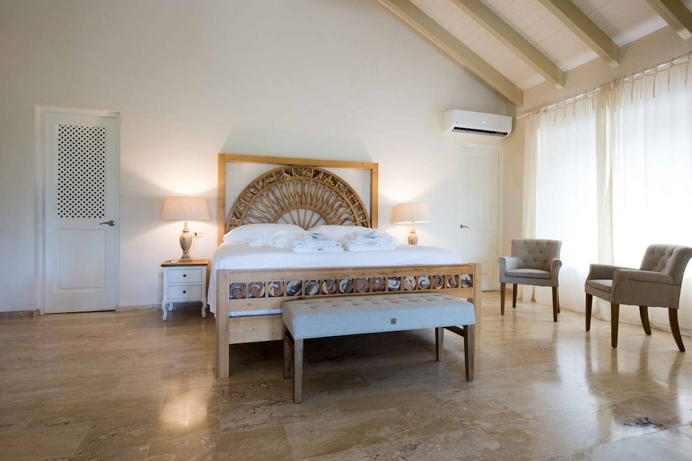 7 Bedrooms Luxury Colonial Villa Complete New 2017
