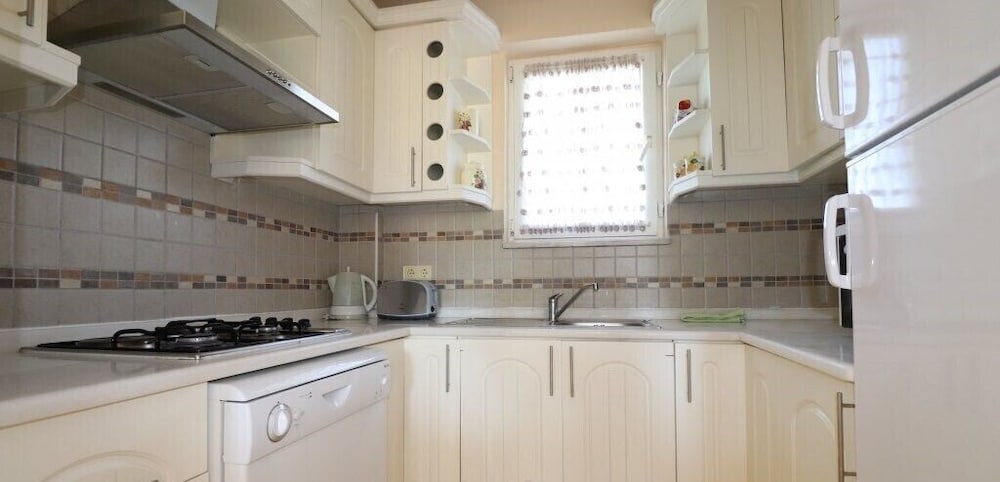 Villa RN4C by JoyLettings view 4