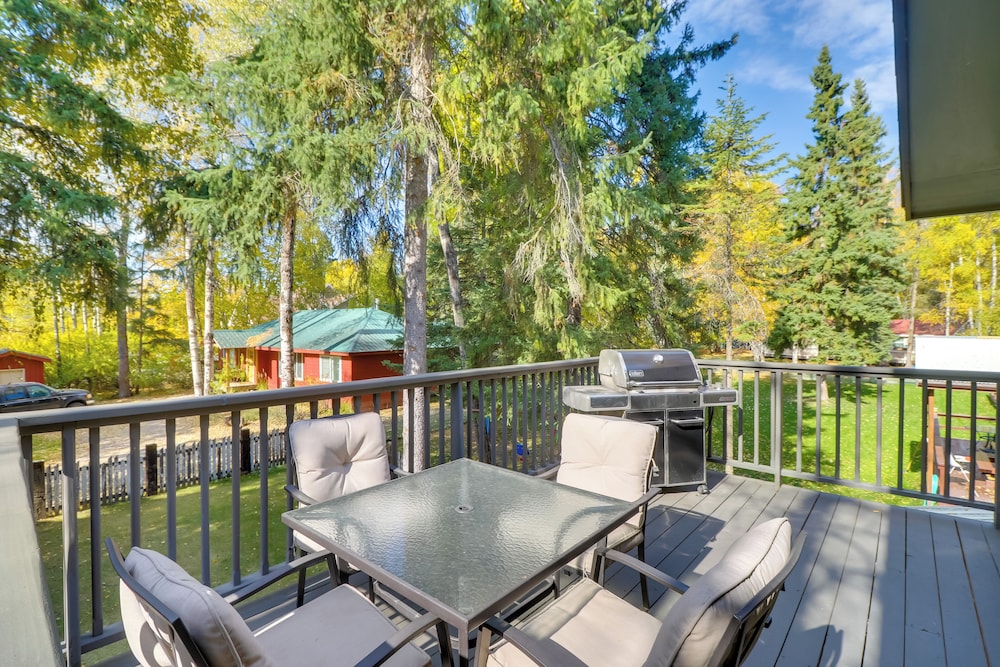5 Mi to Whitefish Resort: Home w/ Shared Yard!