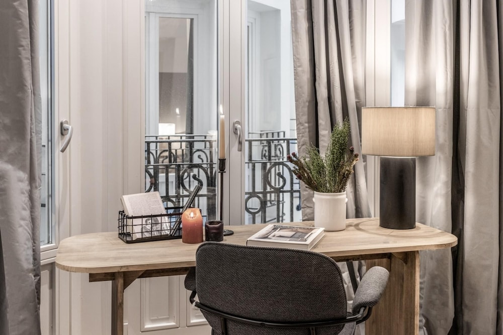 Baza - 3 Bedrooms and Office in Trafalgar
