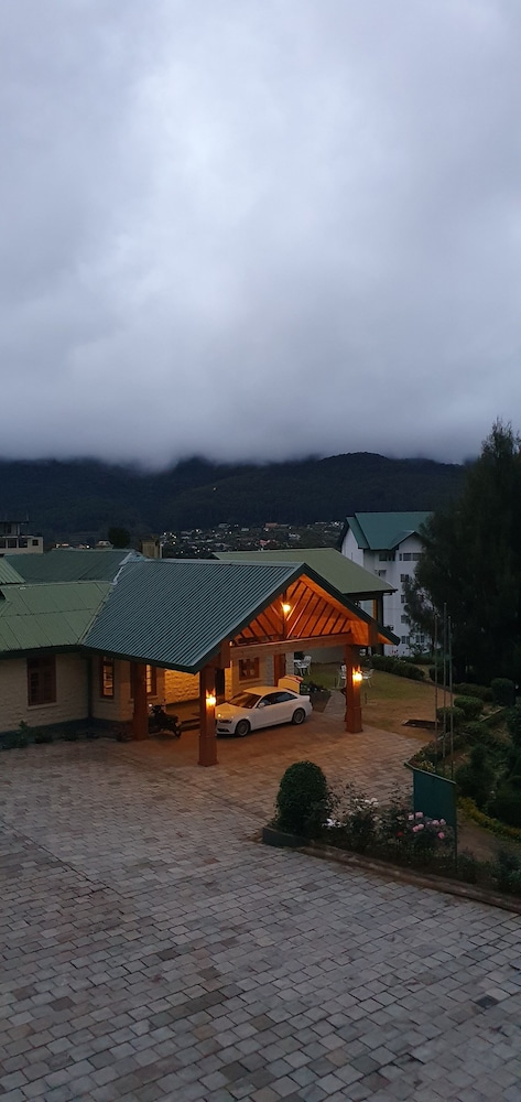 Tea Bush Hotel - Nuwara Eliya