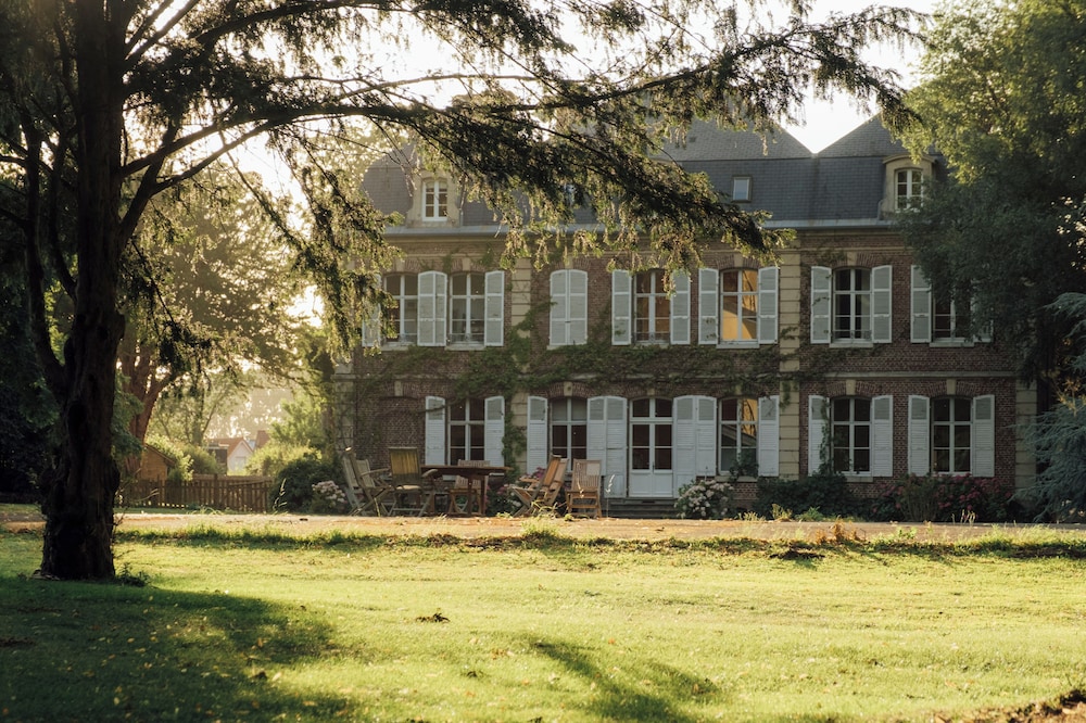 Petit Chateau Vercourt view 4