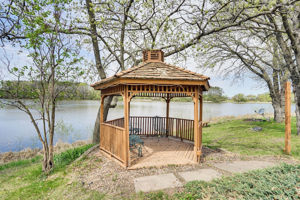 'love Lake Retreat w/ Hot Tub in New Richmond!
