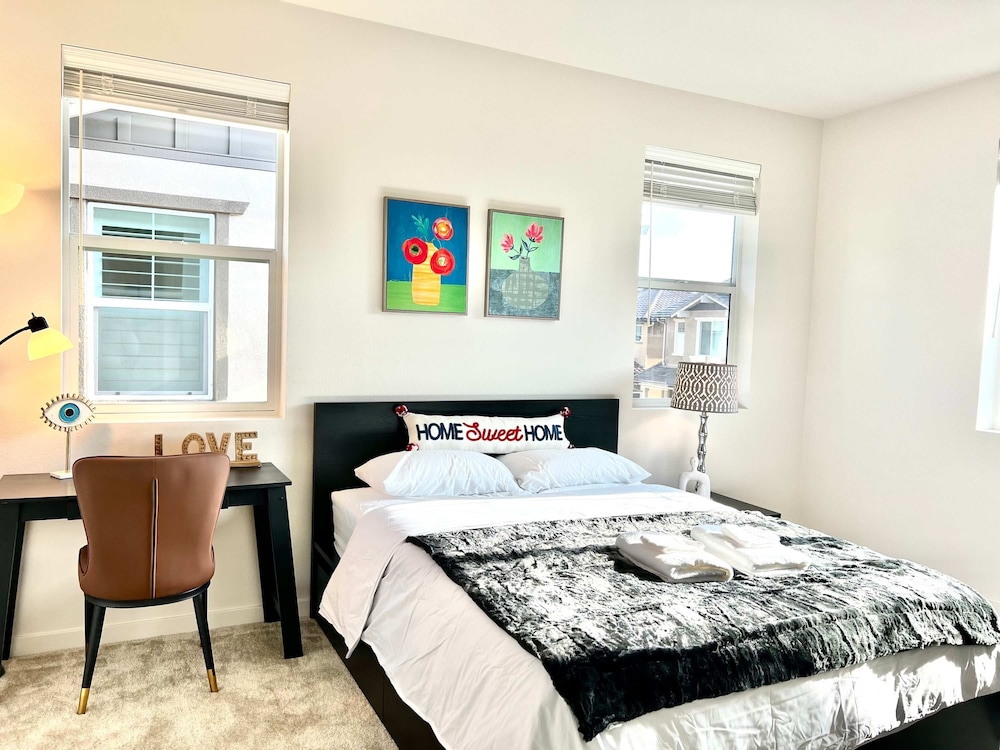 Sunny Stylish Near LA 4BR Home w Desks Lounge