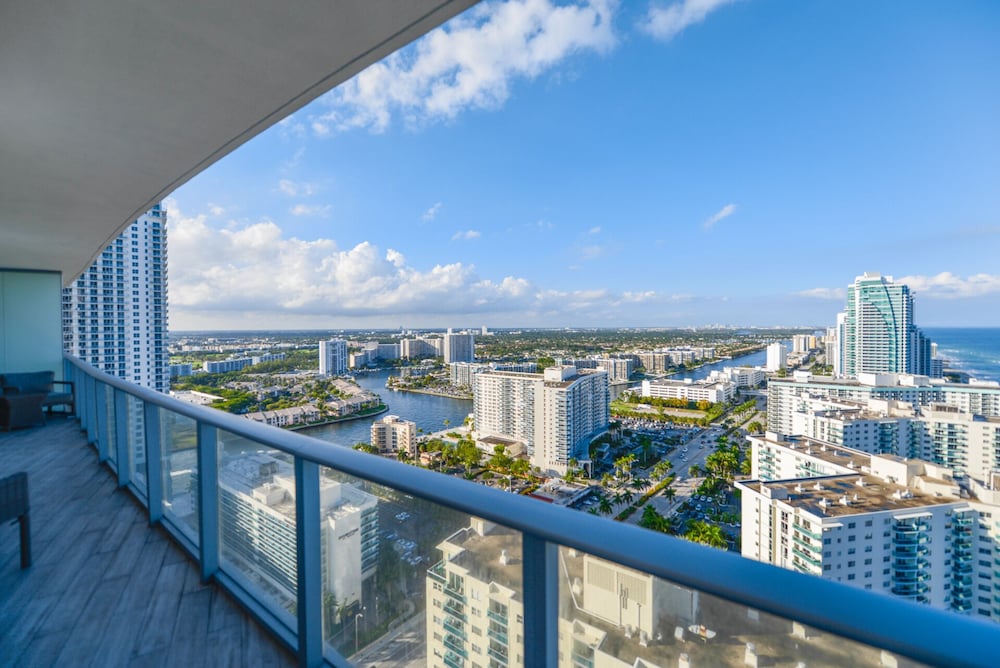 Oceanfront Luxe: Beach Condo - Image 3