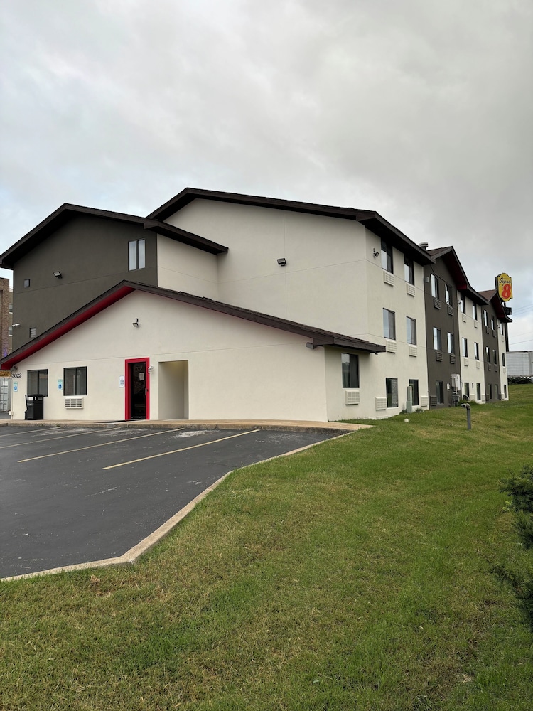 Hotel Super 8 Springfield North I-44 - Image 1