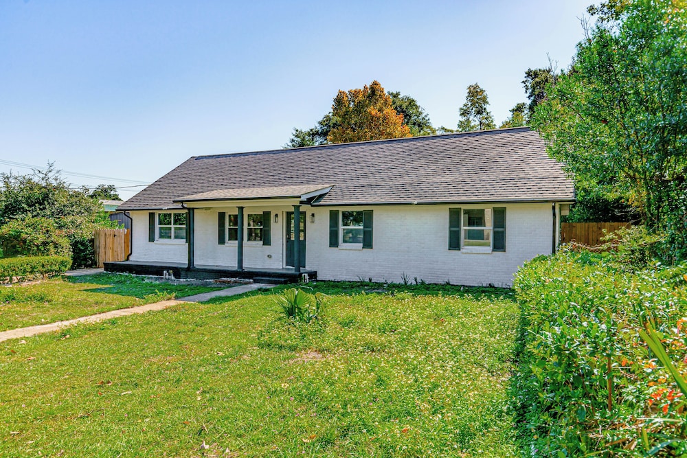 < 1 Mi to Downtown Pensacola: Quiet Home w/ Yard