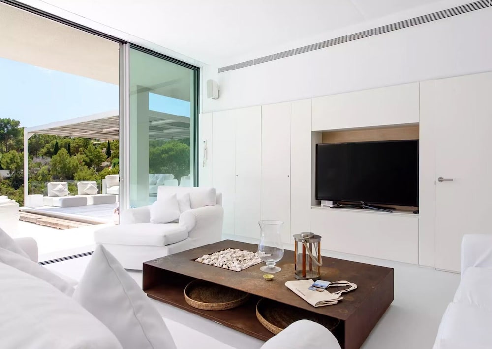 Stylish Villa With Infinity Pool
