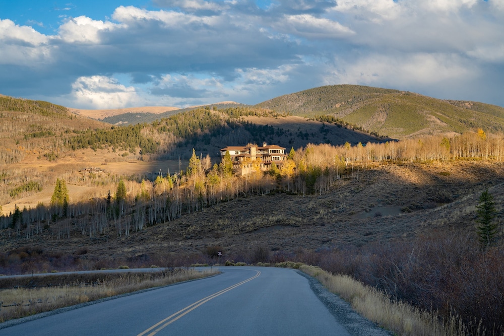 Summit County Vacations - Topaz Estate by Avantstay Luxe Home, Pool View - Property Image 32