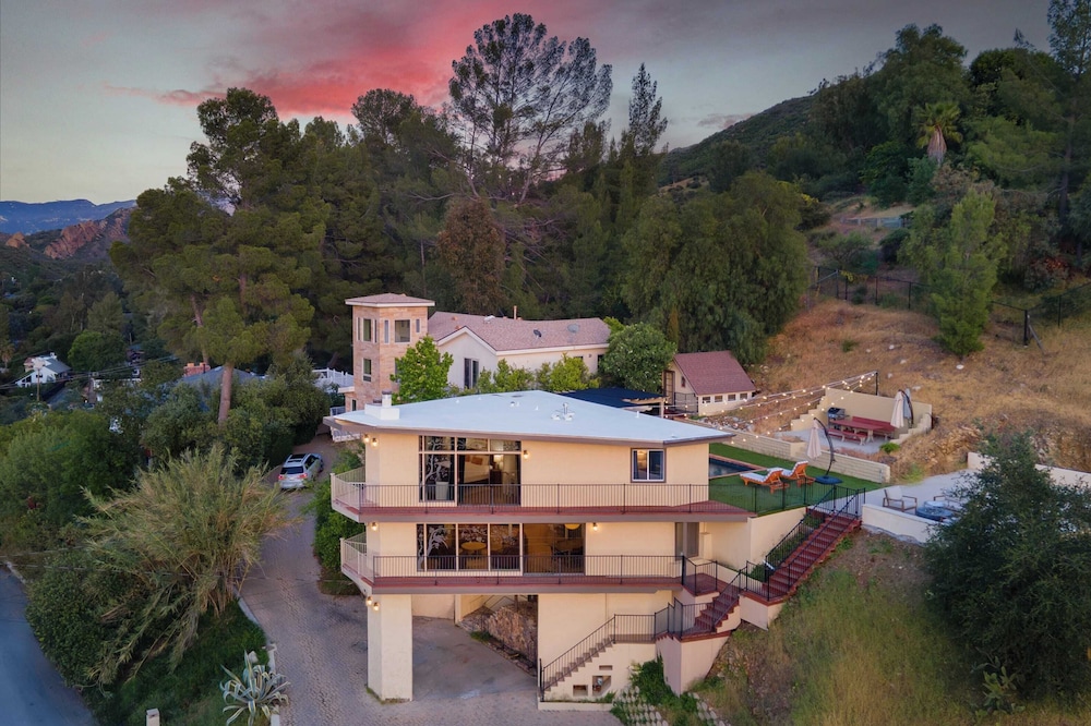 Designer Retreat w/ Pool, Firepits, Panoramic Views The Lake House at Malibu