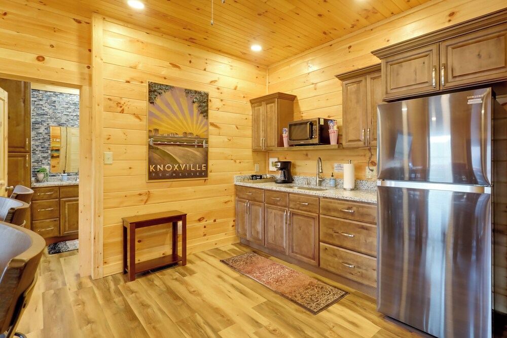Majestic Mountain Views: Sevierville Escape!