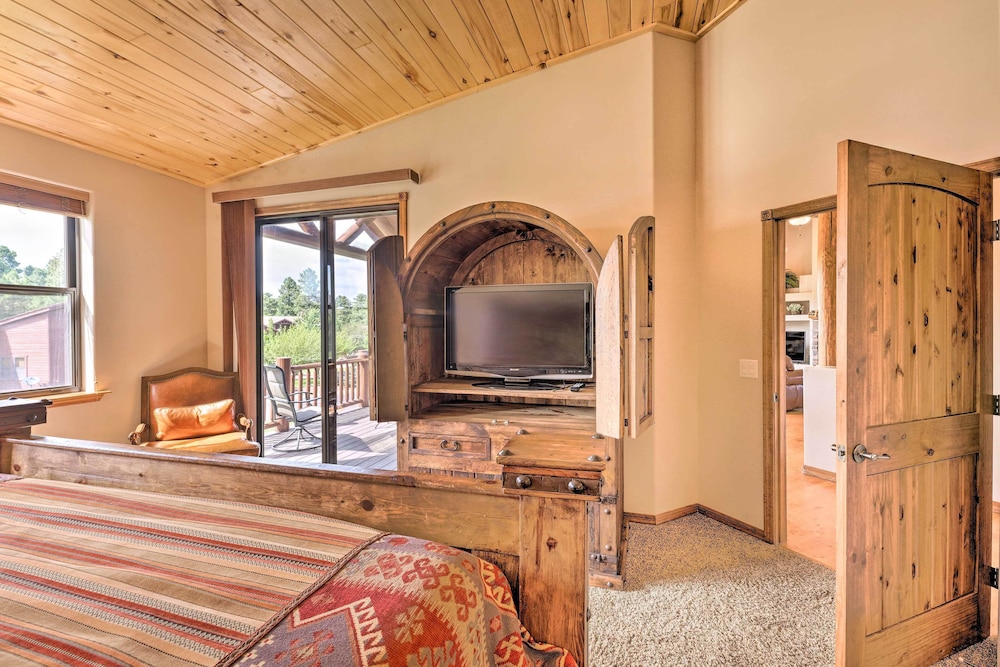 Unwind Fireside: Dog-friendly Show Low Townhome! view 5