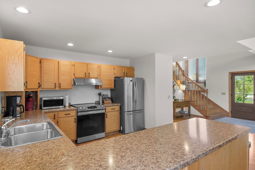 Private Hot Tub + Game Room: Galena Territory Home