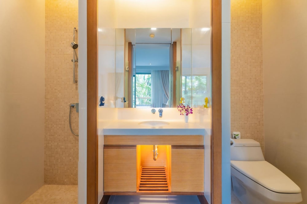 Pearl Of Naithon 3 Bedroom Beachfront Condo