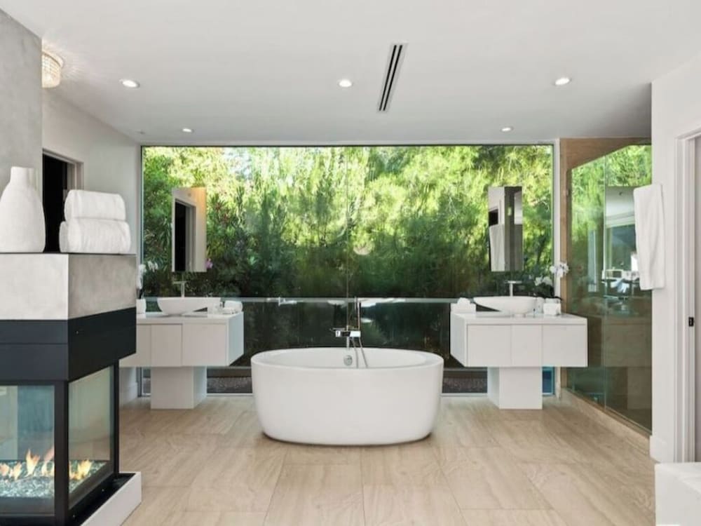 Zen Estate - Luxurious 5BR Beverly Hills Sanctuary With Pool & Canyon Views
