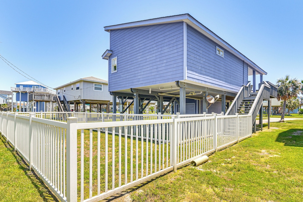 Walk to Beach: Ocean-view Home w/ Deck in Freeport
