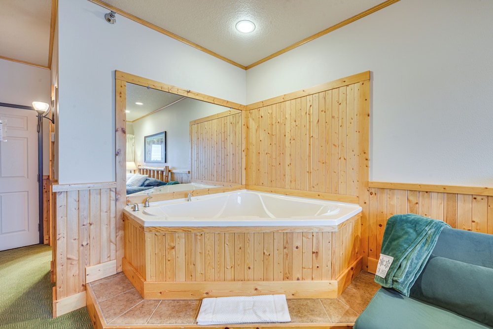 Pool & Lake Access: Northern Lakes Retreat!