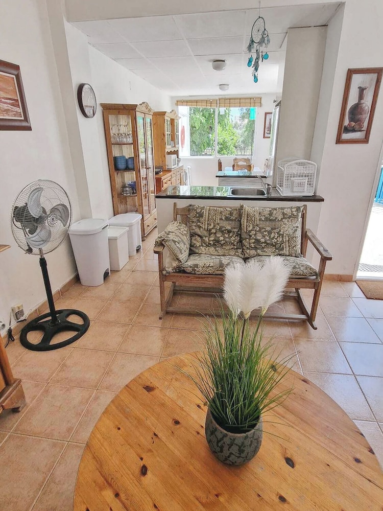 House With Exclusive Pool and Garden 7 min Walk From the Beach and the Center