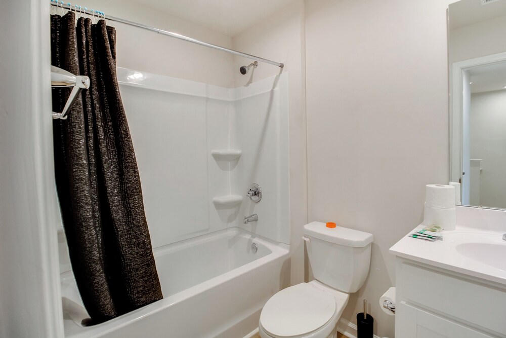 Modern Townhome w/ Patio 7 Mi to Dtwn Cartersville