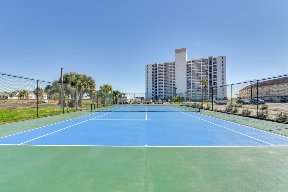 Galveston Beachfront Condo: Balcony & Pool Access!