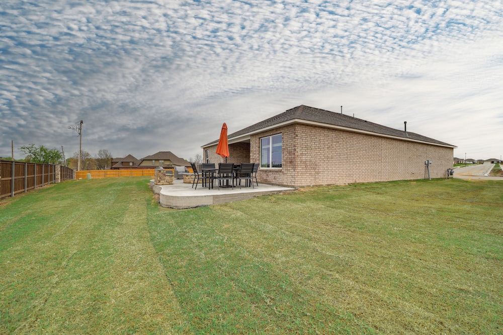 14 Mi to Tulsa: Home w/ Patio in Broken Arrow