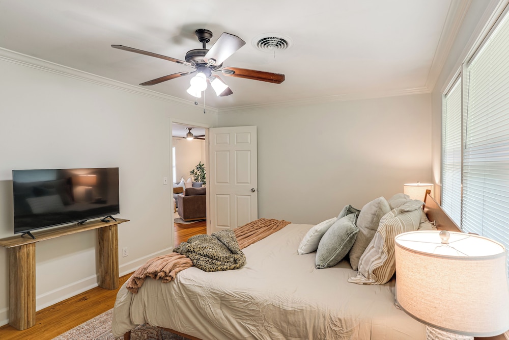 < 1 Mi to Ole Miss & The Grove! Charming Getaway