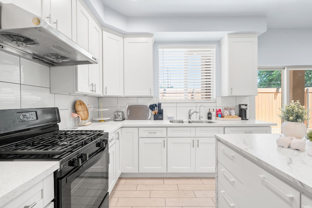 Modern Spacious Home Bright Family Group Friendly