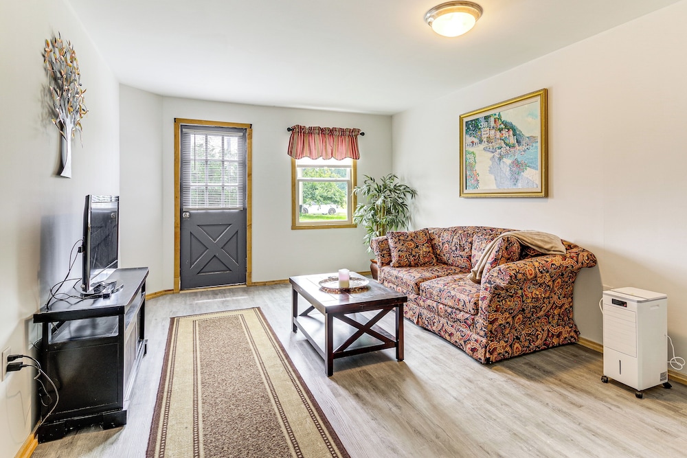 9 Acres, Pick Your Own Apples: Cabin in Arlington!