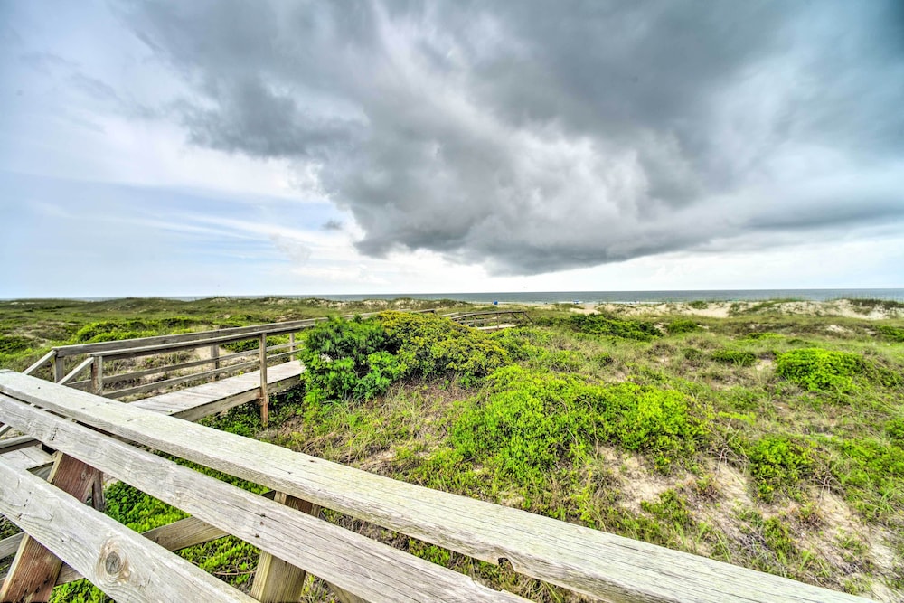 Pool, Balcony & Walk to Beach: Atlantic Beach Gem view 4