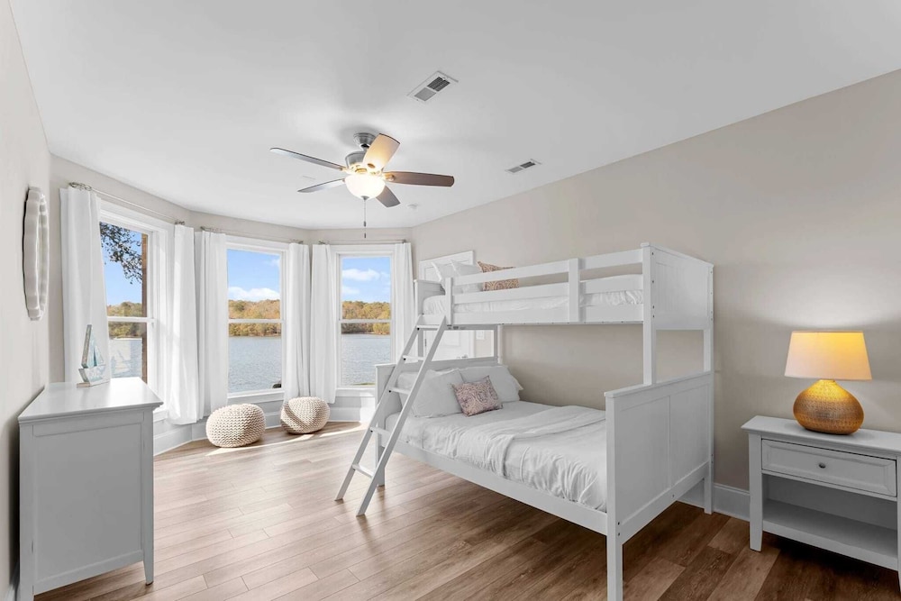 Sunset Pointe by Avantstay Waterfront, Beach, Fire Pit Sleeps 14 5bdr 4BA