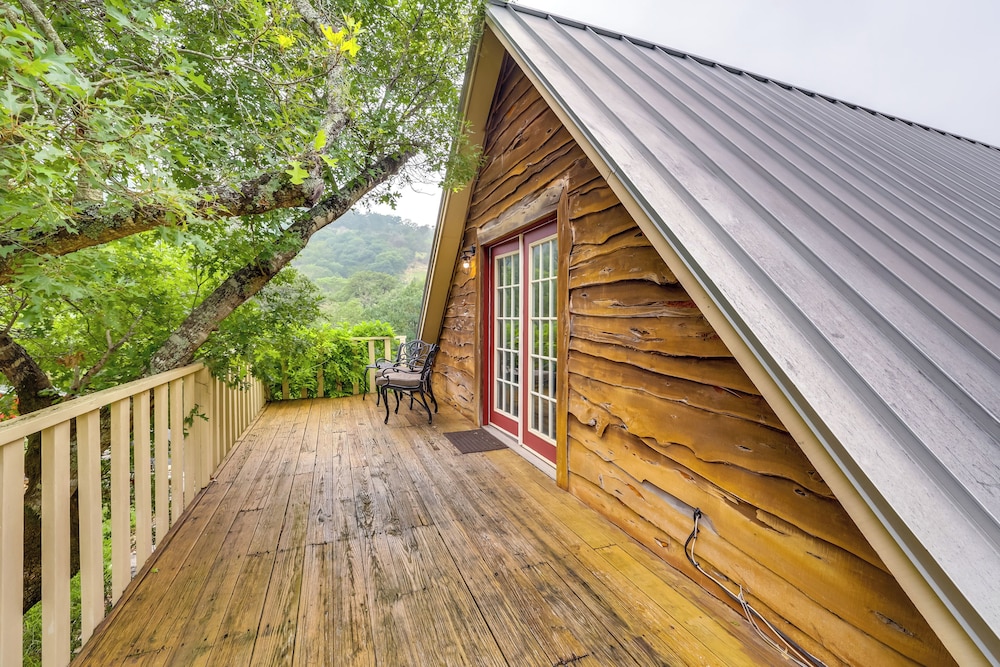 Chic 'tree House' Studio ~ 24 Mi to Bandera!