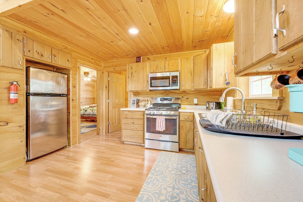 2 Mi to Marina & Beach: Frye Island Retreat!