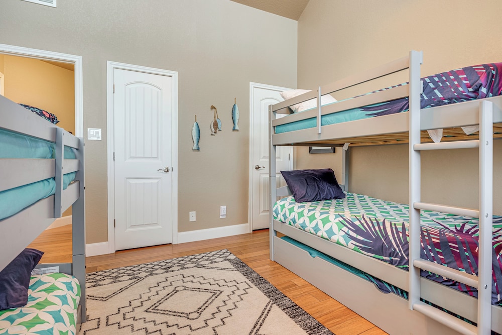 6 Mi to Water: Spacious Canyon Lake Home
