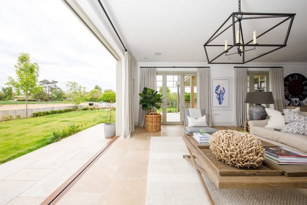 Beautiful Oasis Near Waterfront