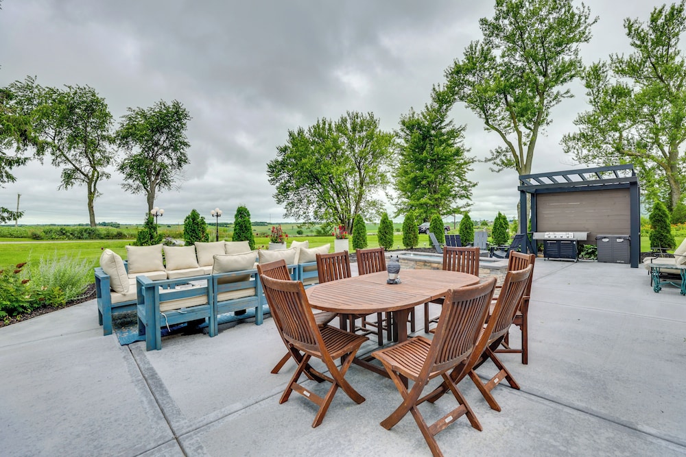Group Getaway: Luxe Farmhouse in Mt Horeb!