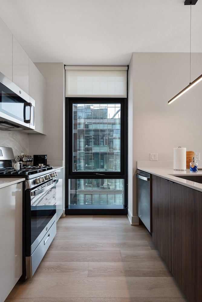 Fulton Market Group Hub 2 Units Walk to Dining