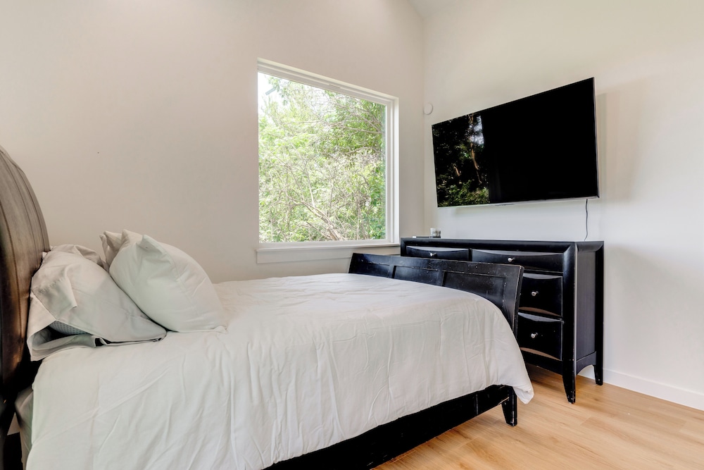 Near Restaurants & Parks: Home 3 Mi to Dtwn Austin