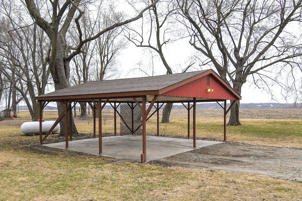 Riverfront Cabin Near Dtwn Pella w/ Game Room!