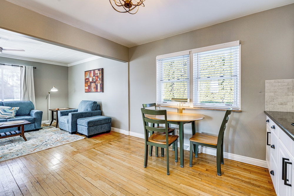 < 1 Mi to Dtwn Clawson! Family Retreat w/ Yard