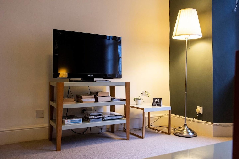 JOIVY Perfect Location! Charming Rose St Apt for Couples view 3