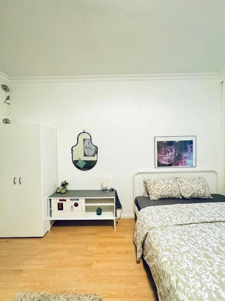 7 private Rooms in a spacious Villa