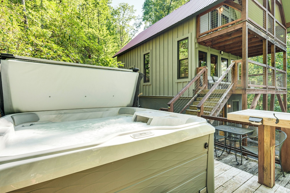 Hot Tub & Mtn Views: Modern Old Fort Hideaway!
