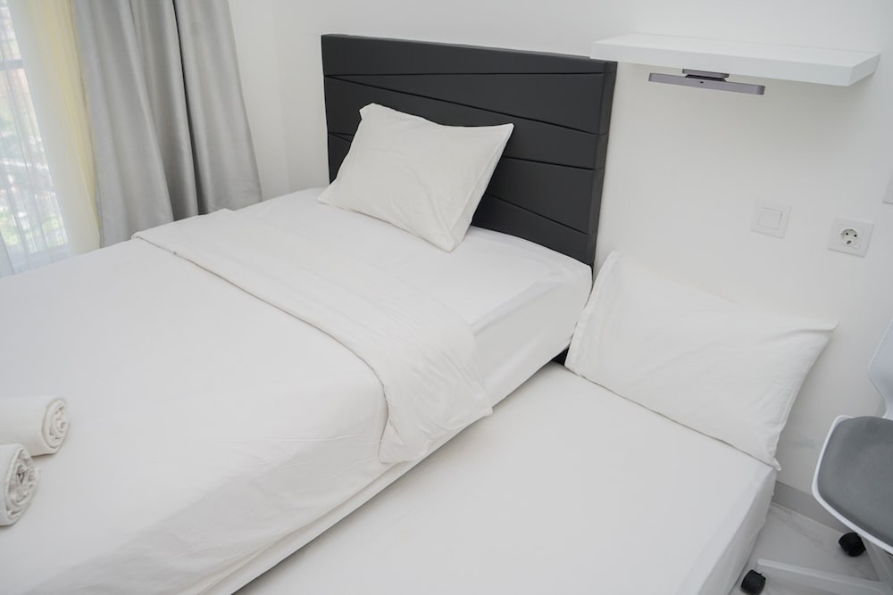 Elegant and Comfortable Studio Apartment at Sky House BSD, Pagedangan - 10