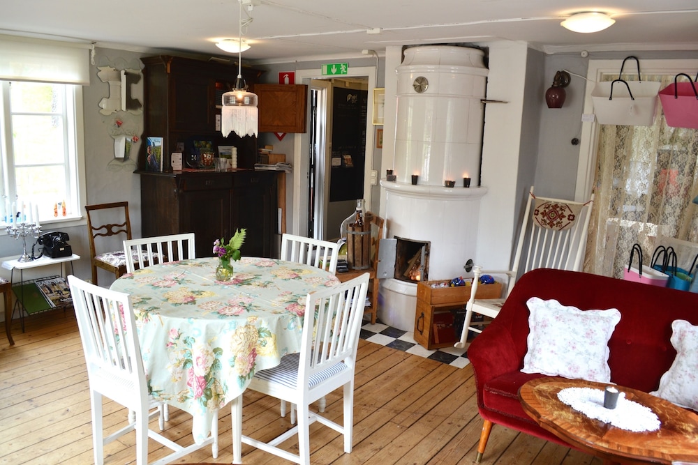 Cafe Sergel Bed & Breakfast