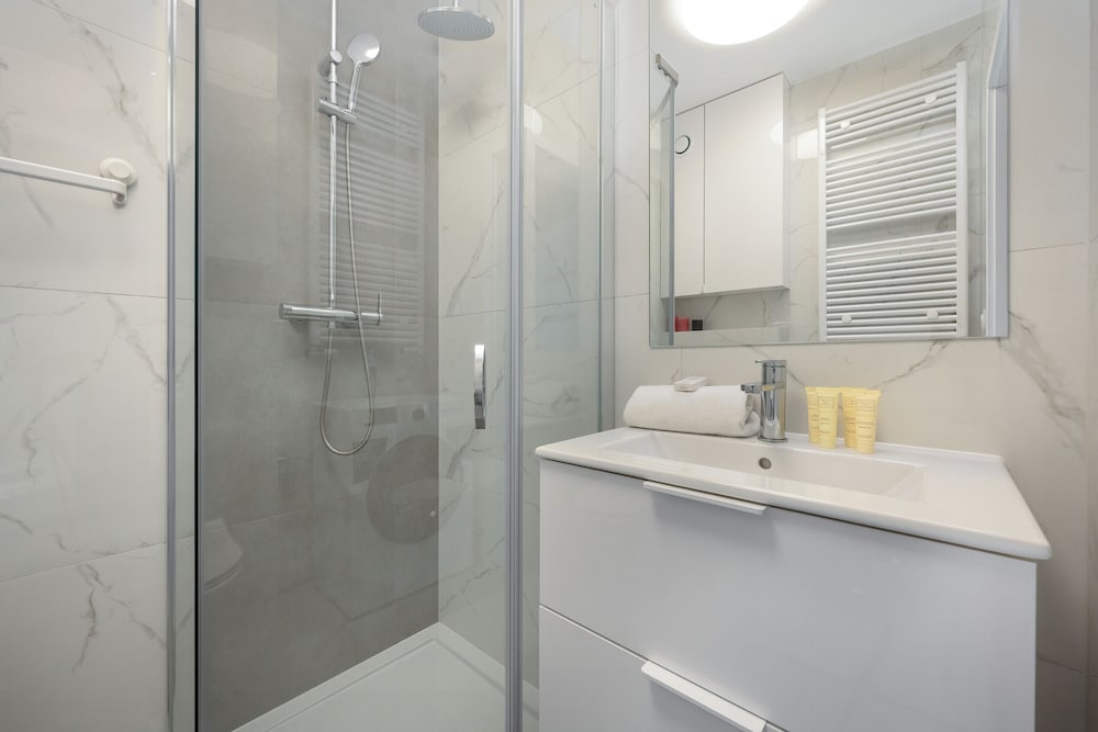 Latte Apartament Parking by Renters